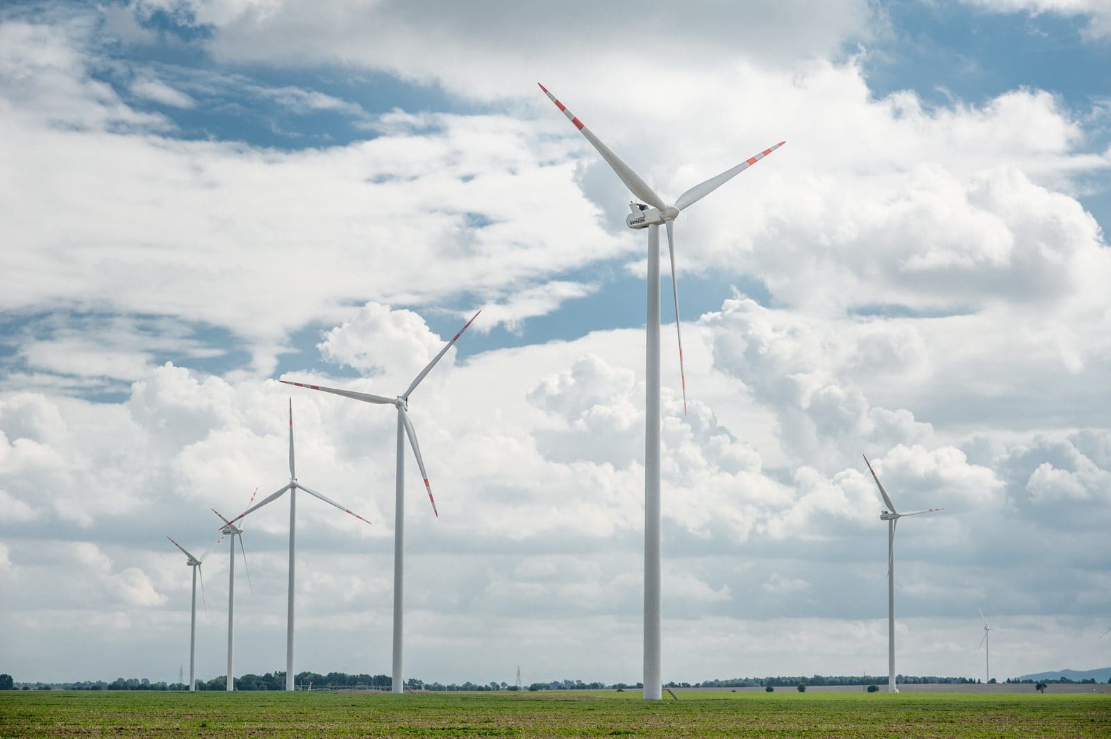 Farma wiatrowa wśród pól